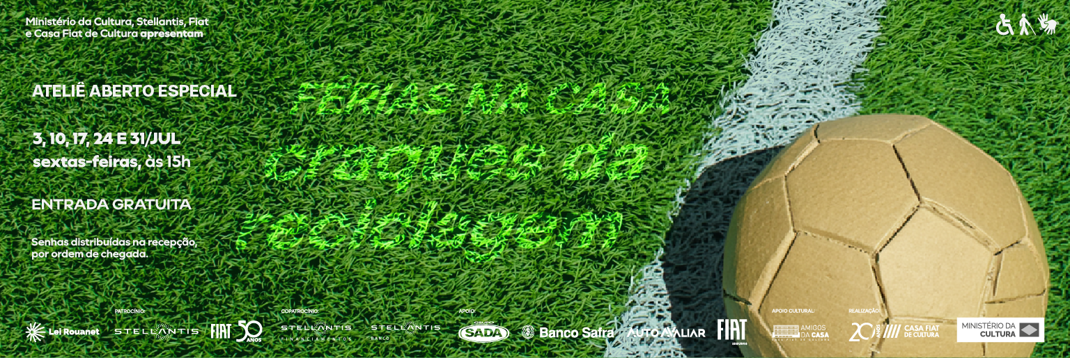 Cartaz do Ateliê Aberto Especial “Férias na Casa: Craques da Reciclagem”, com bola de papelão sobre gramado de campo de futebol e texto em verde simulando marcação na grama, informando datas, horário e entrada gratuita.
